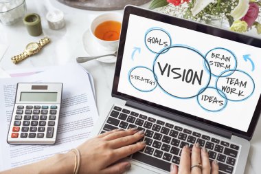 Masada dizüstü bilgisayar kullanan kadın