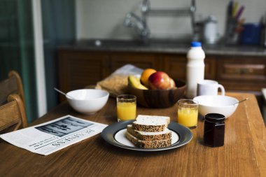 Eatery Kahvaltı, meyve suyu, ekmek ve meyve içeren tablo