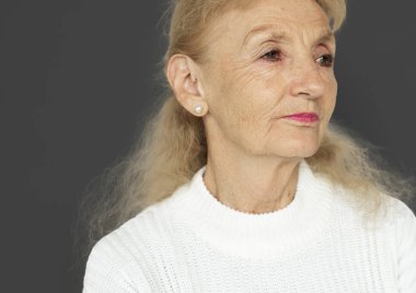 düşünceli kadın kıdemli 