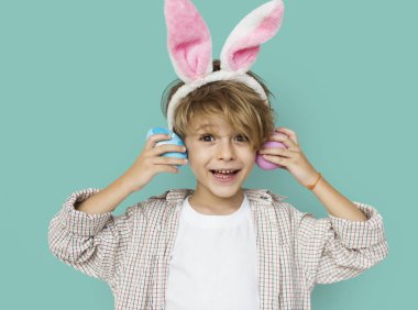 Paskalya yumurtaları ile gülümseyen sevimli çocuk 