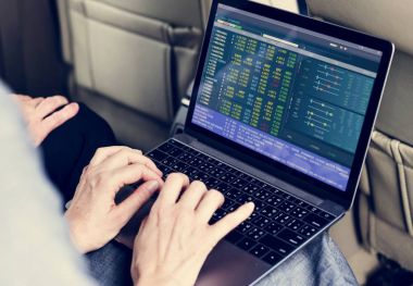 Takside laptop kullanan iş kişi 