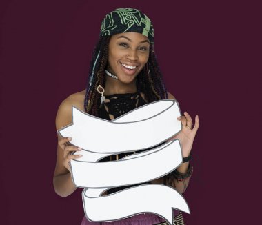 bir afiş tutarak kız