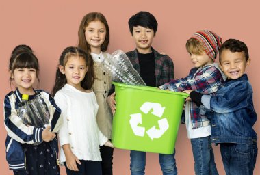 Çocuklar ve plastik şişe geri dönüşüm kutusu