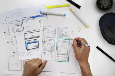 masada çalışan yaratıcı tasarımcı