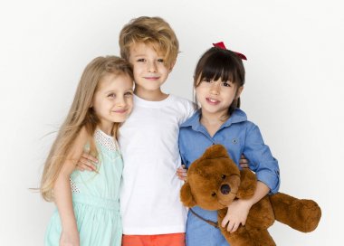 Çocuklar birlikte sarılma