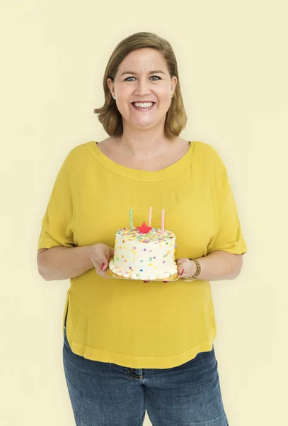 Женщина держит торт день рождения — стоковое фото