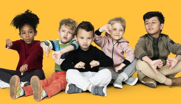 Mijn lieve kinderen, zittend op de vloer — Stockfoto