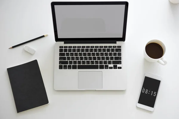 Computador portátil aberto na tabela do local de trabalho — Fotografia de Stock