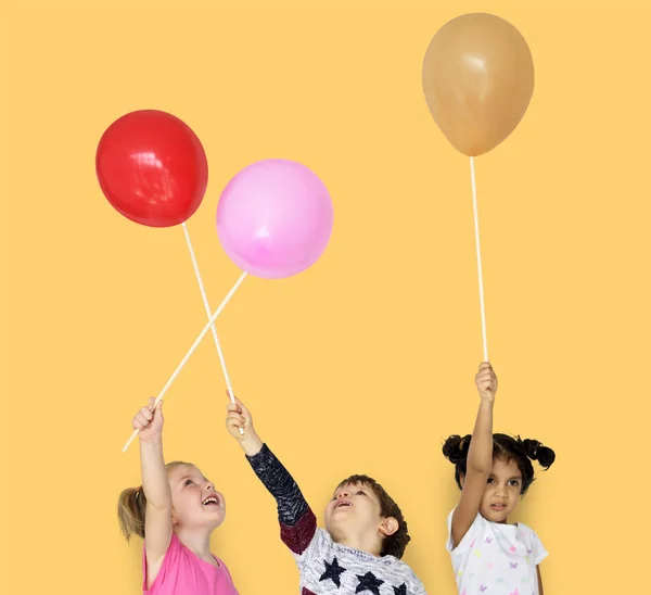 小小的孩子们玩气球 — 图库照片