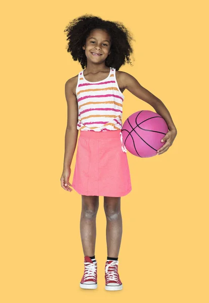 Африканський дівчина тримає баскетбольний м'яч — стокове фото