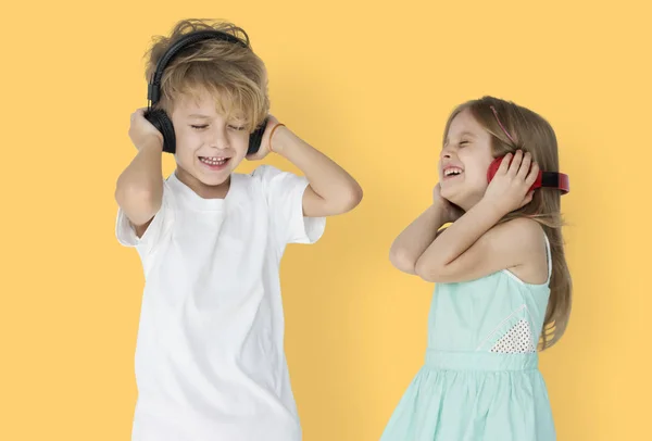 Niños disfrutando de la música en los auriculares —  Fotos de Stock