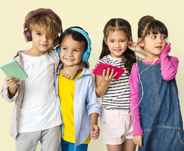 Adorabili bambini che ascoltano musica — Foto Stock