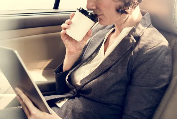 Affärskvinna som sitter i bilen — Stockfoto