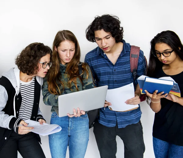Gruppo di studenti utilizzando il computer portatile — Foto Stock