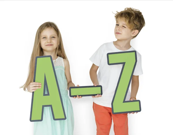 Děti drží A-Z papír písmena — Stock fotografie