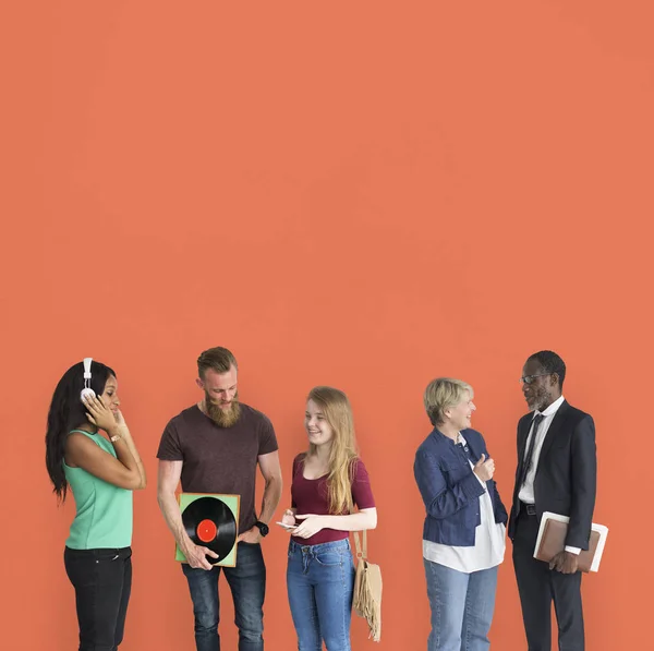 Les gens se tenant près du mur et parlant — Photo