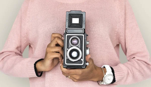 Chica sosteniendo cámara — Foto de Stock