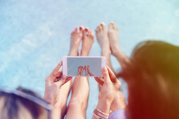 Pareja usando smartphone — Foto de Stock