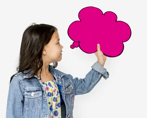 Маленька дівчинка позує з бульбашкою мовлення — стокове фото