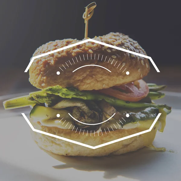 Hambúrguer com legumes e cogumelos — Fotografia de Stock