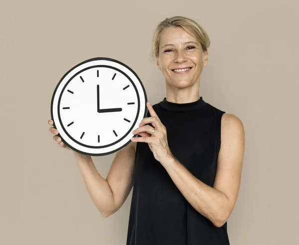 Uśmiechnięta kobieta trzymając papier zegar — Zdjęcie stockowe