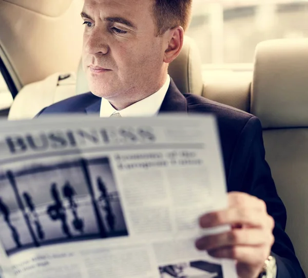 Affärsman som sitter i bilen — Stockfoto