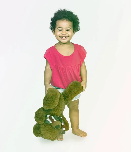 Kind lacht en houden van teddybeer — Stockfoto