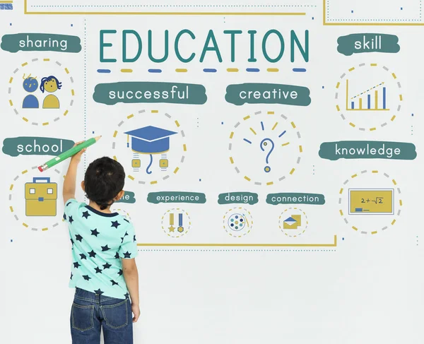 Jongen tekening op de muur — Stockfoto