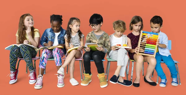 Diversity-Kinder studieren — Stockfoto