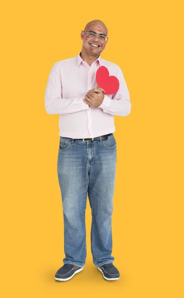 Hombre sosteniendo papel corazón — Foto de Stock