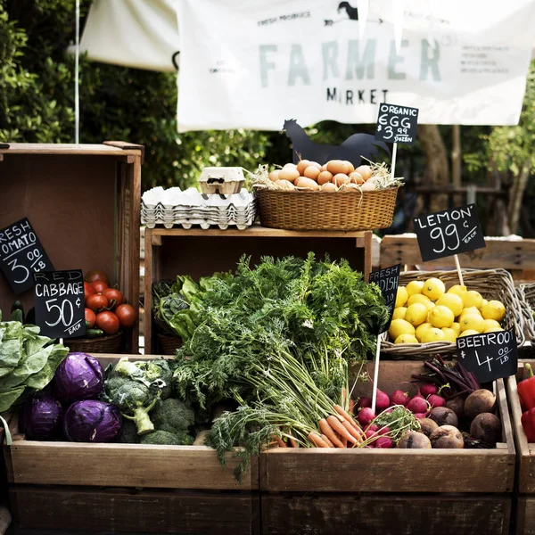 Органические овощи на фермерском рынке — стоковое фото