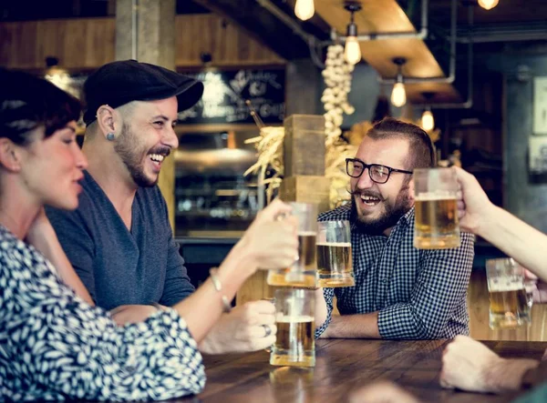 Lidé se těší pivo — Stock fotografie