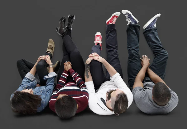 Mensen zitten op de vloer — Stockfoto