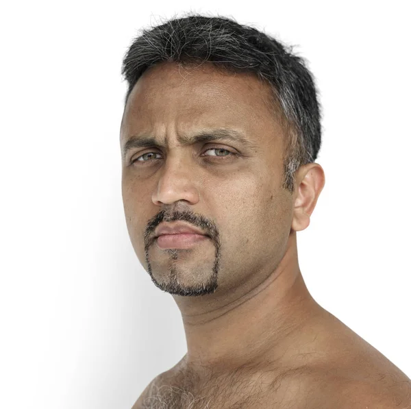 Erwachsener ernster Mann mit Bart — Stockfoto