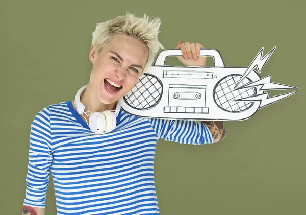 Kobieta trzyma papier Radio — Zdjęcie stockowe