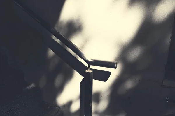 Barandilla de escaleras con sombra de sol — Foto de Stock
