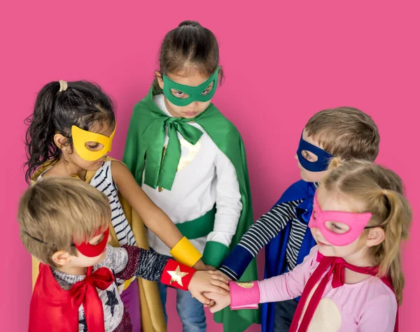 Kinderen in superheld kostuums — Stockfoto