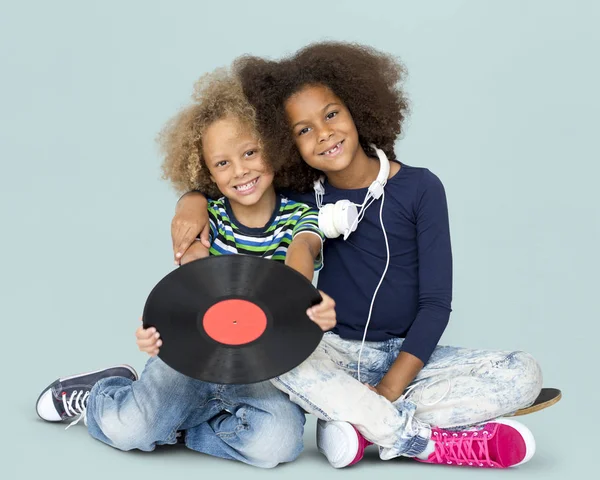 Crianças sorridentes com disco de vinil — Fotografia de Stock