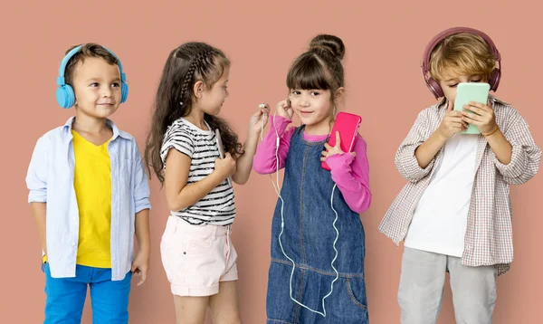 Niños escuchando música con auriculares — Foto de Stock