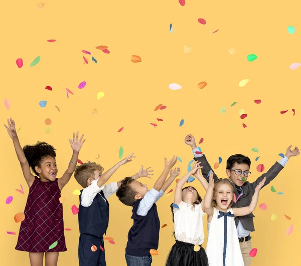 Niños celebrando con confeti — Foto de Stock