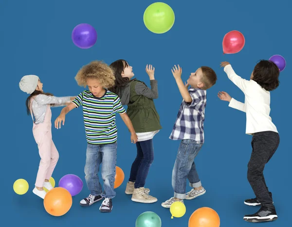 Niños jugando con globos —  Fotos de Stock