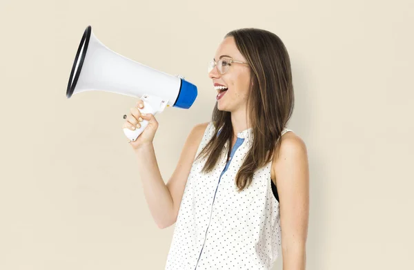 Femeie vorbind megafon — Fotografie, imagine de stoc