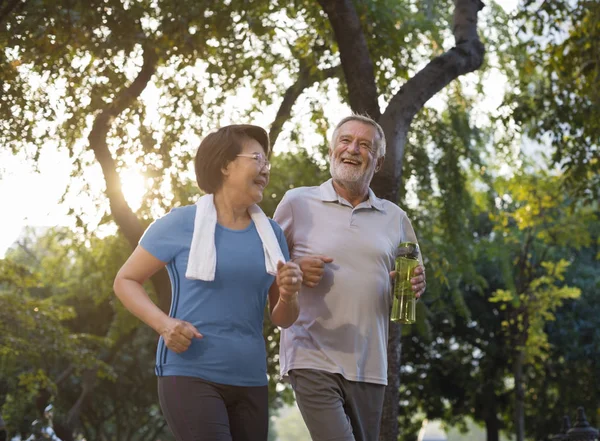 Senior Adult paar joggen — Stockfoto