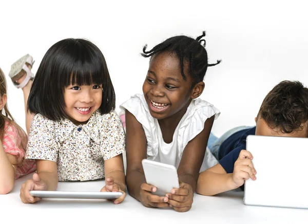 Kinderen met behulp van digitale apparaten — Stockfoto