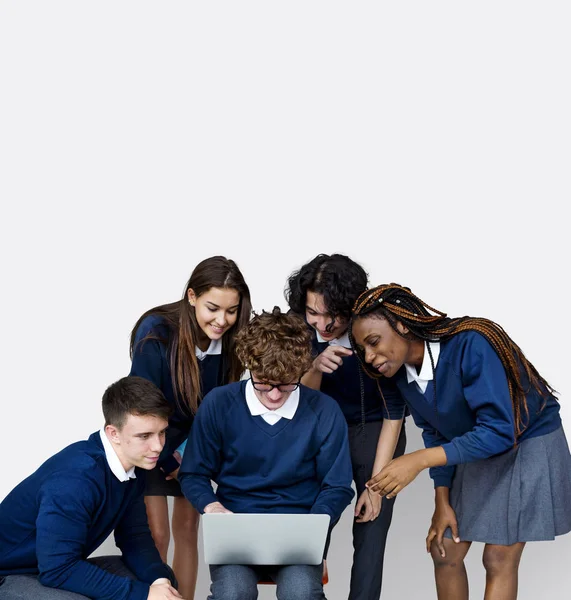 Estudiantes usando el ordenador portátil — Foto de Stock