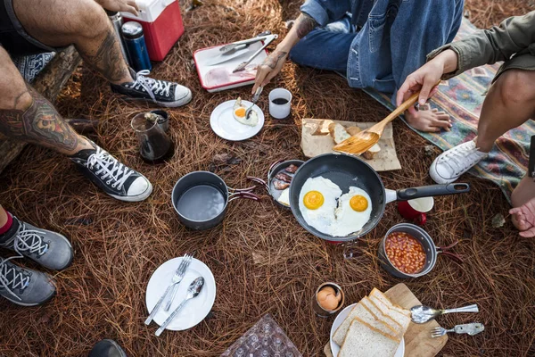 Tourists having lunch in forest — Stock Photo, Image