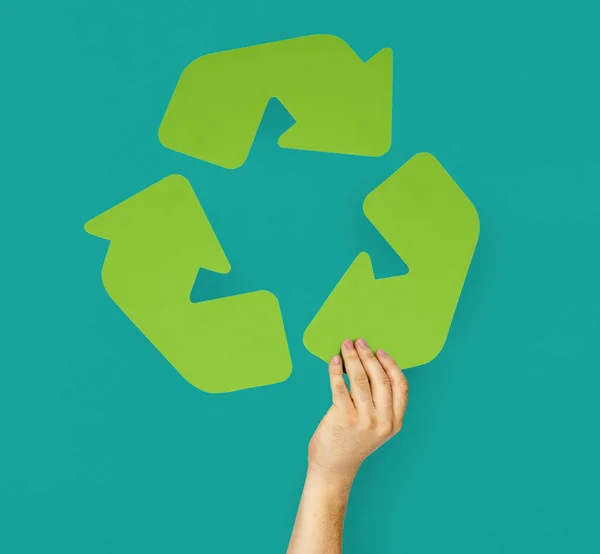 Hand hält Recyclingschild — Stockfoto