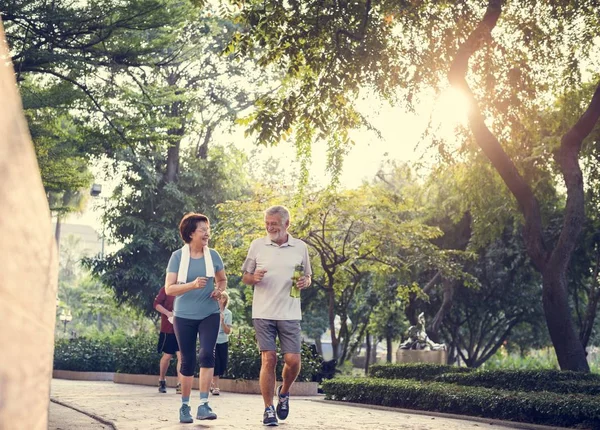 Senior felnőtt pár jogging — Stock Fotó