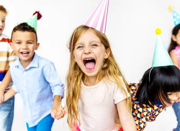 Niños en fiesta de cumpleaños —  Fotos de Stock