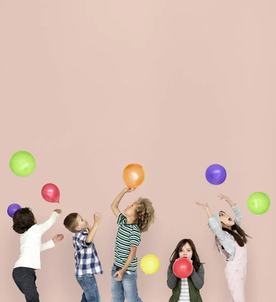 Kinderen die met ballonnen spelen — Stockfoto